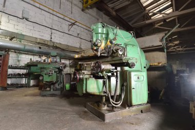 Metal parçaları işlemek için eski Cnc makinesi, retro biçimi.