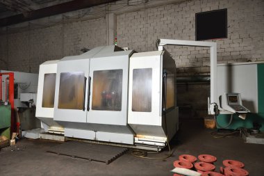 Metalle çalışmak için Cnc makinesi, fabrikada biraz kirli..