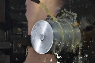 Yüksek hassasiyetli Cnc endüstriyel torna dönüşüm makinesinin işlenmesinde Spindle chuck ve yüklü metal parçası 