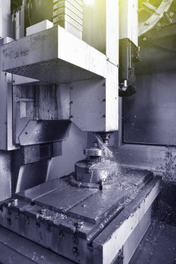 Yüksek hassasiyetli Cnc endüstriyel torna dönüşüm makinesinin işlenmesinde Spindle chuck ve yüklü metal parçası 
