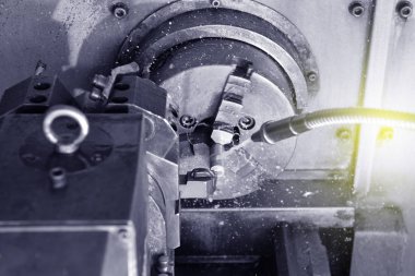 Yüksek hassasiyetli Cnc endüstriyel torna dönüşüm makinesinin işlenmesinde Spindle chuck ve yüklü metal parçası 