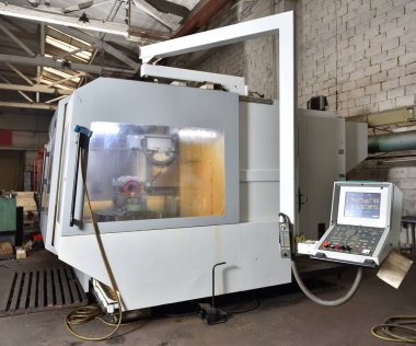 Metalle çalışmak için Cnc makinesi, fabrikada biraz kirli..