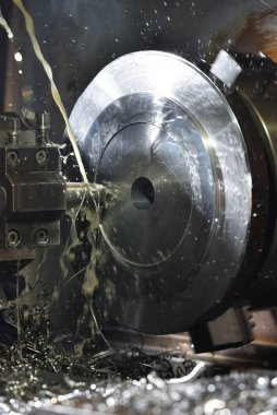 Yüksek hassasiyetli Cnc endüstriyel torna dönüşüm makinesinin işlenmesinde Spindle chuck ve yüklü metal parçası 