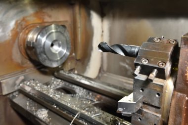 Delik açmak için Cnc makinesinde büyük matkap ayarlandı.