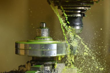 Yüksek hassasiyetli Cnc endüstriyel torna dönüşüm makinesinin işlenmesinde Spindle chuck ve yüklü metal parçası 