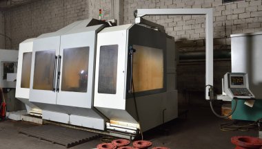 Metalle çalışmak için Cnc makinesi, fabrikada biraz kirli..