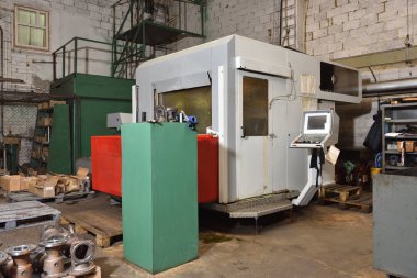 Metalle çalışmak için Cnc makinesi, fabrikada biraz kirli..