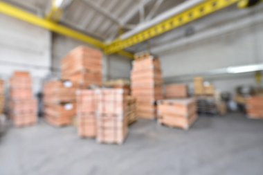 Depoda ahşap kutularla bulanık arkaplan.