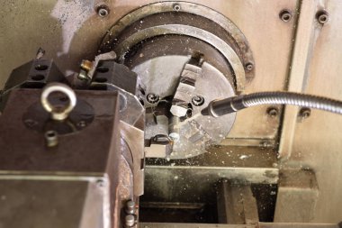 Yüksek hassasiyetli Cnc endüstriyel torna dönüşüm makinesinin işlenmesinde Spindle chuck ve yüklü metal parçası 