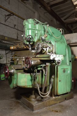 Metal parçaları işlemek için eski Cnc makinesi, retro biçimi.