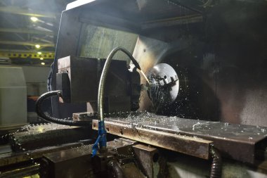 Yüksek hassasiyetli Cnc endüstriyel torna dönüşüm makinesinin işlenmesinde Spindle chuck ve yüklü metal parçası 