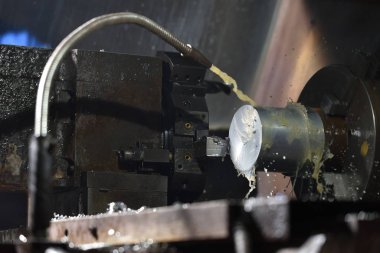 Yüksek hassasiyetli Cnc endüstriyel torna dönüşüm makinesinin işlenmesinde Spindle chuck ve yüklü metal parçası 