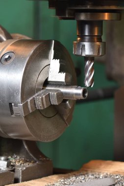 Yüksek hassasiyetli Cnc endüstriyel torna dönüşüm makinesinin işlenmesinde Spindle chuck ve yüklü metal parçası 