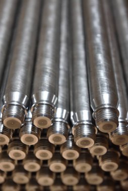 Kapakçık üretimi için fabrikanın her tarafına kollar yerleştirilmiş..