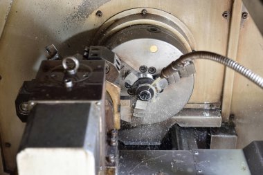 Yüksek hassasiyetli Cnc endüstriyel torna dönüşüm makinesinin işlenmesinde Spindle chuck ve yüklü metal parçası 