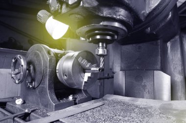 Yüksek hassasiyetli Cnc endüstriyel torna dönüşüm makinesinin işlenmesinde Spindle chuck ve yüklü metal parçası 