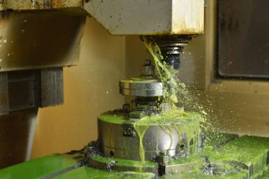 Yüksek hassasiyetli Cnc endüstriyel torna dönüşüm makinesinin işlenmesinde Spindle chuck ve yüklü metal parçası 