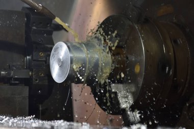 Yüksek hassasiyetli Cnc endüstriyel torna dönüşüm makinesinin işlenmesinde Spindle chuck ve yüklü metal parçası 