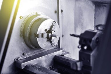 Yüksek hassasiyetli Cnc endüstriyel torna dönüşüm makinesinin işlenmesinde Spindle chuck ve yüklü metal parçası 