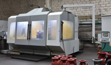 Metalle çalışmak için Cnc makinesi, fabrikada biraz kirli..