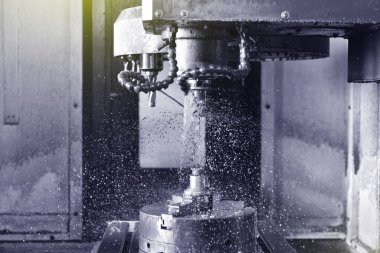 Yüksek hassasiyetli Cnc endüstriyel torna dönüşüm makinesinin işlenmesinde Spindle chuck ve yüklü metal parçası 