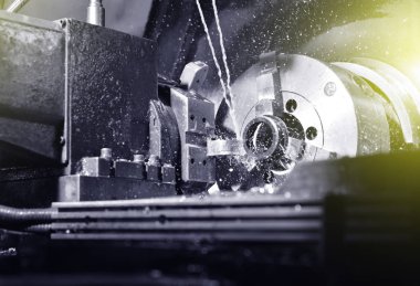 Yüksek hassasiyetli Cnc endüstriyel torna dönüşüm makinesinin işlenmesinde Spindle chuck ve yüklü metal parçası 