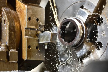 Yüksek hassasiyetli Cnc endüstriyel torna dönüşüm makinesinin işlenmesinde Spindle chuck ve yüklü metal parçası 
