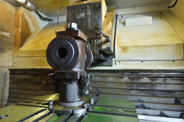 Cnc makinesinin masasına delik açmak ve delik açmak için kurulmuş valf oluşturma tabanı.