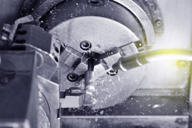 Yüksek hassasiyetli Cnc endüstriyel torna dönüşüm makinesinin işlenmesinde Spindle chuck ve yüklü metal parçası 