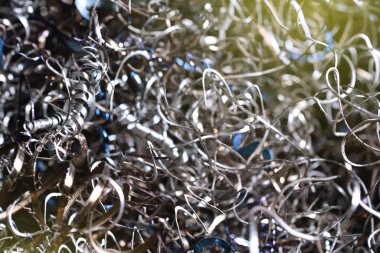 Değirmen makinesinde veya Cnc makinesinde çalıştıktan sonra metal talaşı yığını.