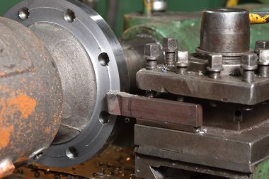 Kenarları kesmek için eski değirmen makinesine kurulmuş vana gövdesi. 