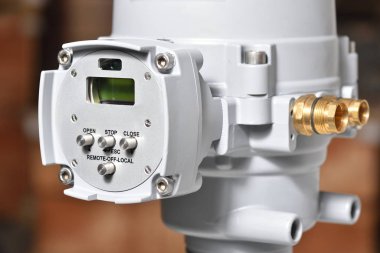 Tesisat sistemi için otomatik valf kontrol paneli. Kontrol paneli grisi 
