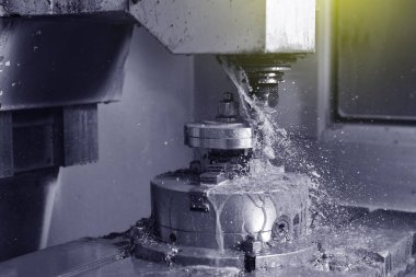 Yüksek hassasiyetli Cnc endüstriyel torna dönüşüm makinesinin işlenmesinde Spindle chuck ve yüklü metal parçası 