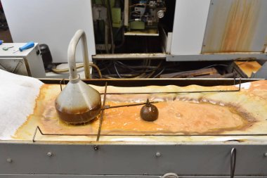 Fabrikadaki soğutucu filtreleme makinesi..