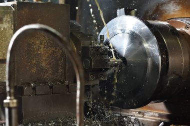 Yüksek hassasiyetli Cnc endüstriyel torna dönüşüm makinesinin işlenmesinde Spindle chuck ve yüklü metal parçası 
