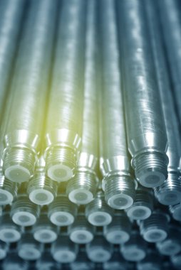 Kapakçık üretimi için fabrikanın her tarafına kollar yerleştirilmiş..