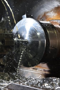 Yüksek hassasiyetli Cnc endüstriyel torna dönüşüm makinesinin işlenmesinde Spindle chuck ve yüklü metal parçası 