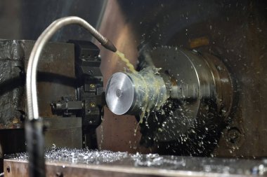 Yüksek hassasiyetli Cnc endüstriyel torna dönüşüm makinesinin işlenmesinde Spindle chuck ve yüklü metal parçası 