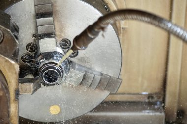 Yüksek hassasiyetli Cnc endüstriyel torna dönüşüm makinesinin işlenmesinde Spindle chuck ve yüklü metal parçası 