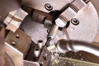 Yüksek hassasiyetli Cnc endüstriyel torna dönüşüm makinesinin işlenmesinde Spindle chuck ve yüklü metal parçası 
