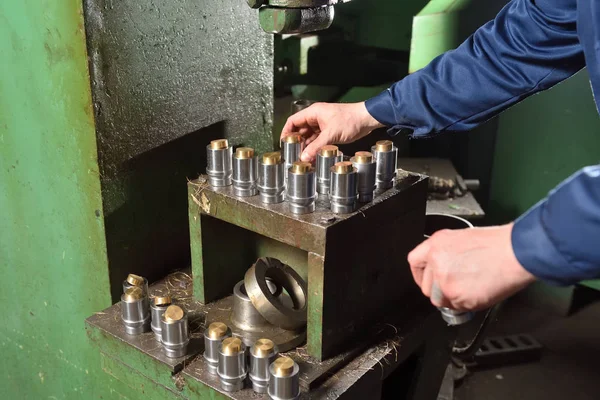 Pressmaschine Presst Zwei Teile Der Fabrik Zusammen — Stockfoto