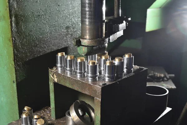 Baskı Makinesi Fabrikada Iki Parçayı Birleştiriyor — Stok fotoğraf