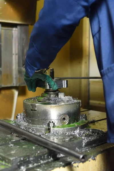 Trabajador Instala Una Nueva Pieza Metálica Para Procesamiento Máquina Cnc — Foto de Stock