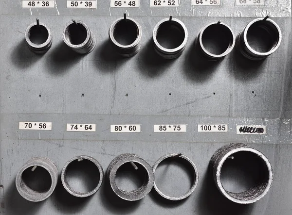 Прокладки Различных Размеров Монтажа Водяного Клапана Сортированные Висящие Подставке — стоковое фото