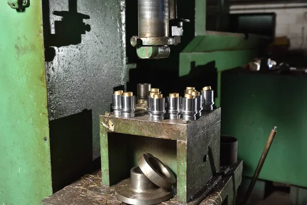 Pressmaschine Presst Zwei Teile Der Fabrik Zusammen — Stockfoto