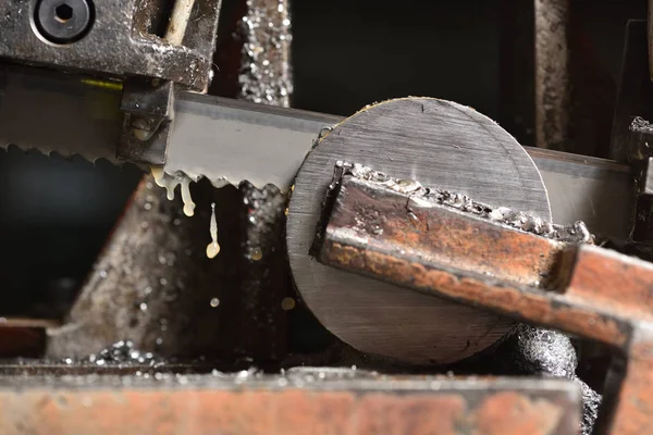 Processo Corte Metal Com Serra Elétrica Fábrica Serra Elétrica Corte — Fotografia de Stock