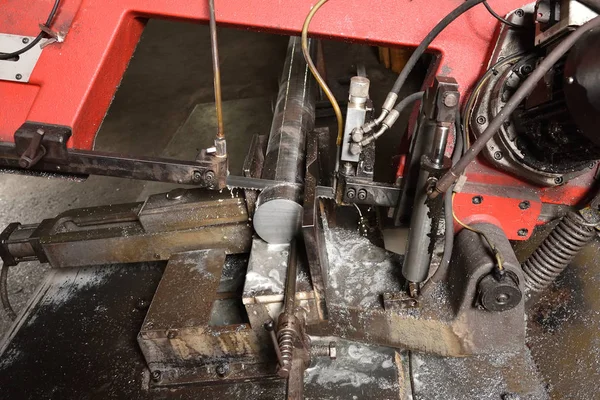 工場で見られる電気で金属を切断するプロセス 電気は丸みを帯びた金属を切り取り — ストック写真