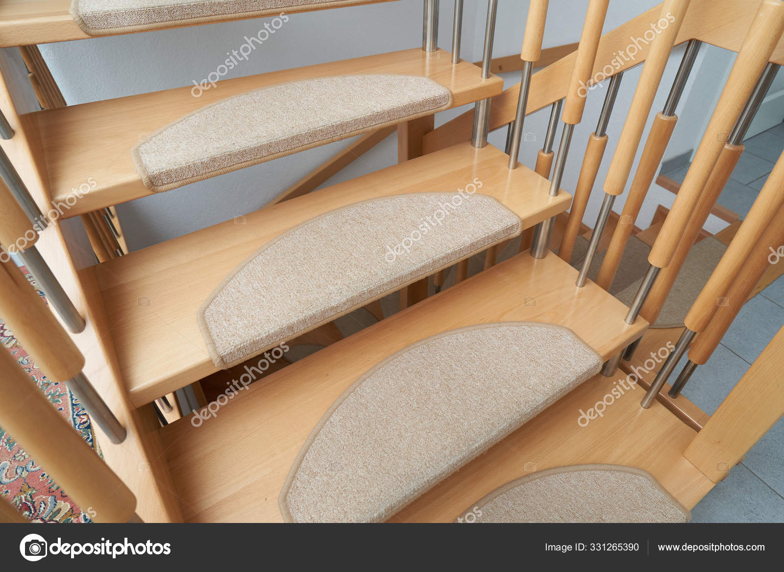 Treppe Aus Gebogenem Holz Mit Antirutschmatte Stockbild - Bild von kurve,  jobsteps: 216051195