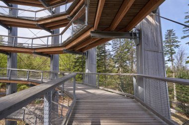 Bad Wildbad, Almanya - 22 Nisan 2019: Baumwipfelpfad üzerindeki patikalar, Schwarzwald Ormanı 'ndaki kule. Almanya 'nın turistik merkezi olan Schwarzwald ormanında yürüyen turistler için yüksek kule