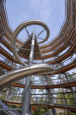 Bad Wildbad, Almanya - 22 Nisan 2019: Schwarzwald Ormanı 'nda kaydırağıyla Baumwipfelpfad Treetop yürüyüş kulesi. Almanya 'nın turistik merkezi olan Schwarzwald ormanında yürüyen turistler için yüksek kule